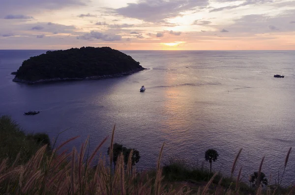 Paisaje marino colorido con el color del amanecer en el crepúsculo — Foto de Stock