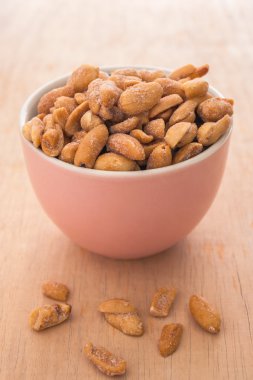 Pembe bir kase ve bir kase dışarı dökülmesini fıstık