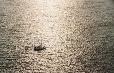 doku su deniz gemi güneş ışığı ile