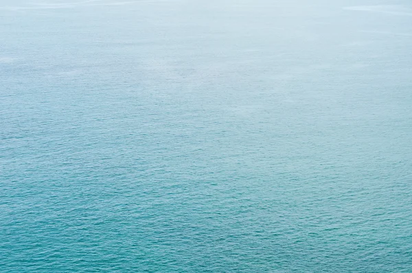 Textur Wasser des Meeres mit Sonnenlicht — Stockfoto