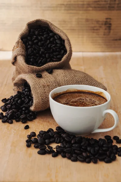 Espresso in una tazza di caffè con caffè torrefatto, Natura morta tono — Foto Stock