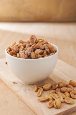 Beyaz bir kase ve ahşap bir kase dışarı dökülmesini fıstık