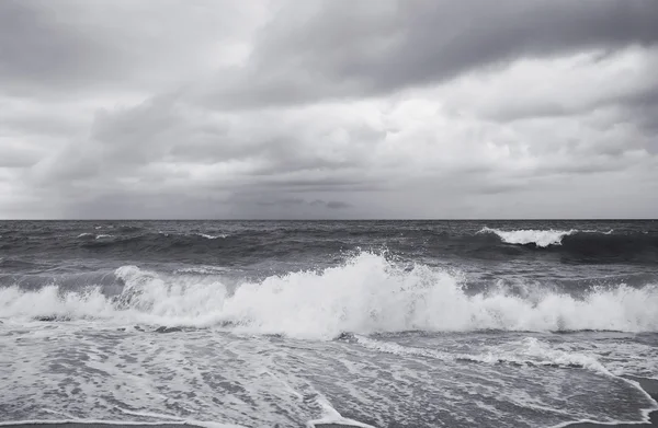 Seaa et plage, ton noir et blanc — Photo