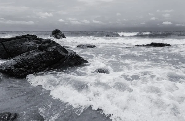 Seaa und Strand, Schwarz-Weiß-Ton — Stockfoto