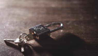 Ev anahtarları boş bir masada bırakılmış. Terk edilmeyi, ayrılığı, yalnızlığı ve duygusal kaybı simgeliyor..