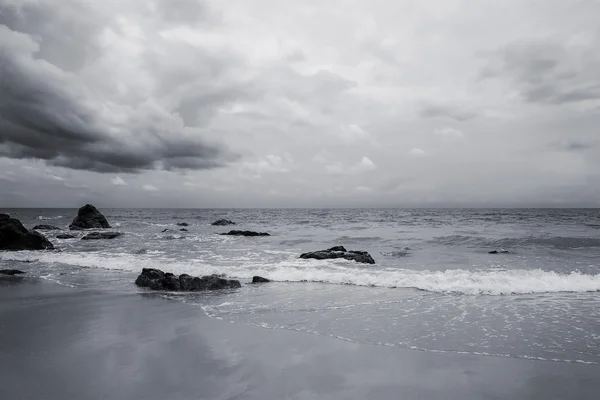 Mer en saison des pluies, ton noir et blanc — Photo