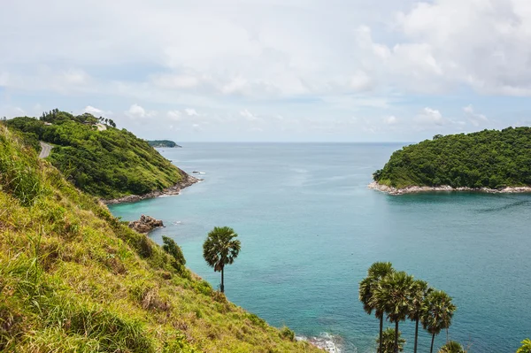 Modré moře s white cloud a ostrov Phuket Thajsko — Stock fotografie