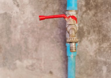 İsraf su, su damla--dan eski su musluk grunge duvar arka üstünde