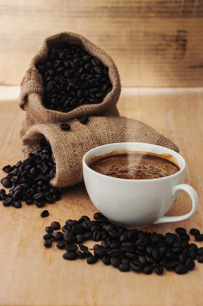 Espresso in una tazza di caffè con caffè torrefatto, Natura morta tono — Foto Stock