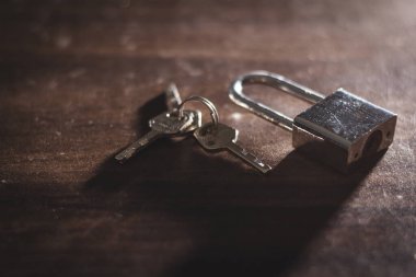 Ev anahtarları boş bir masada bırakılmış. Terk edilmeyi, ayrılığı, yalnızlığı ve duygusal kaybı simgeliyor.