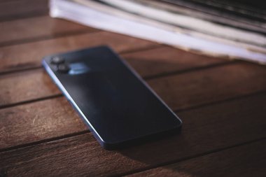 Yalnızlık ve iletişim eksikliğini gösteren sessiz bir telefon..