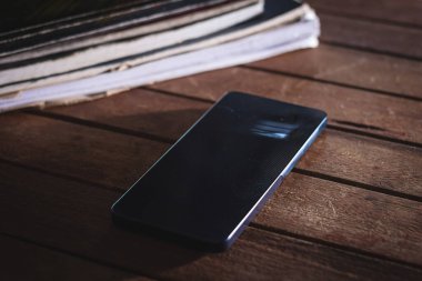 Yalnızlık ve iletişim eksikliğini gösteren sessiz bir telefon..