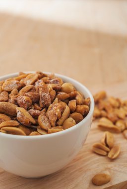 Ahşap arka plan üzerinde beyaz bir kase bezelye