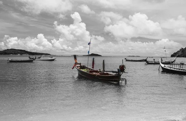 Paisaje marino con barco de pesca, Phuket tailandia — Foto de Stock