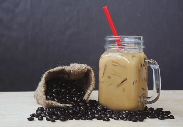 Eiskaffee Smoothie mit geröstetem Kaffee, Stilleben Ton — Stockfoto