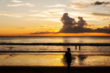 Siluet insanlar plajda sakin ol.