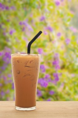 Ahşap masa buz süt çay