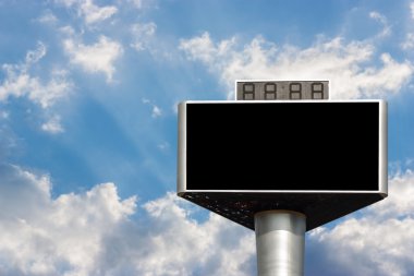 Gökyüzü üzerinde izole boş reklam billboard