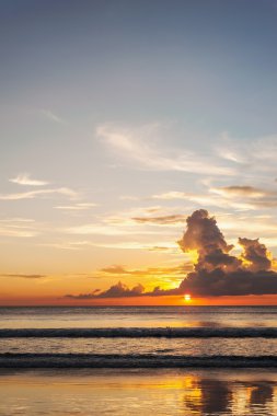 Deniz manzarası ile gökyüzü günbatımı