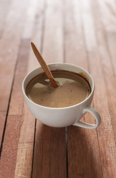 Fincan kahve üzerinde ahşap ve bulanıklık arka plan — Stok fotoğraf