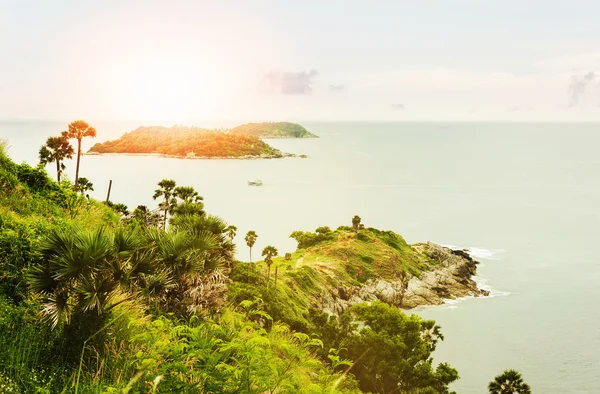 Meer mit Insel im Morgenlicht und über Licht — Stockfoto