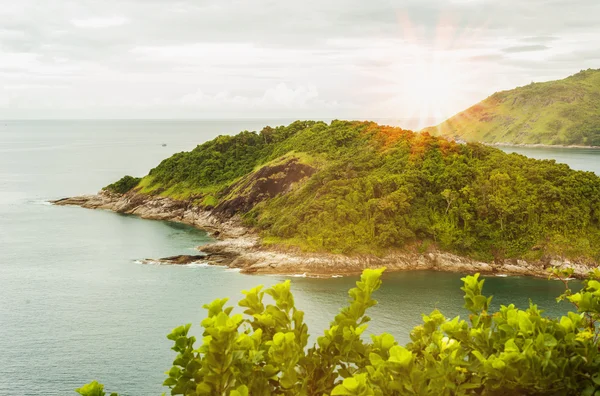 Meer mit Insel im Morgenlicht und über Licht die Sonne — Stockfoto