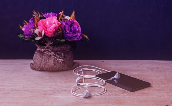 Emoción de relax, Smartphone con auriculares y flores, Vintage a —  Fotos de Stock