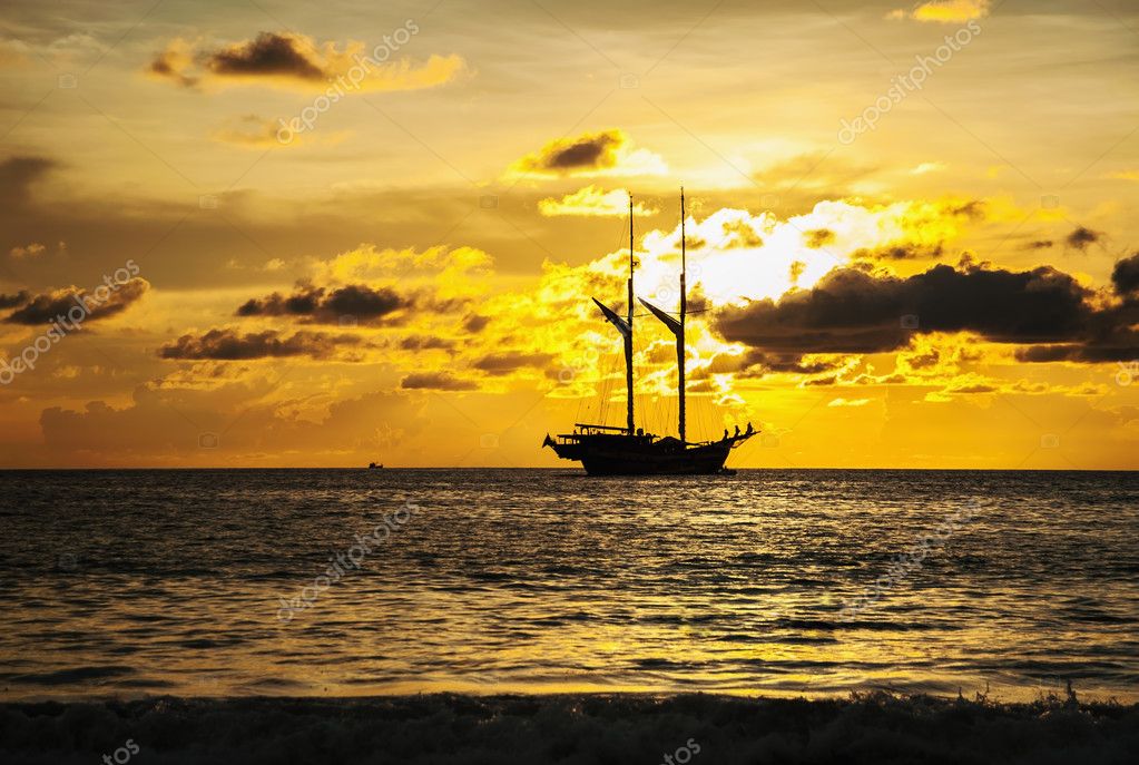 Bateau De Mer Et Des Transports Dramatique Dans La Couleur