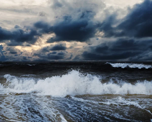Mer et plage avec nuages orageux — Photo