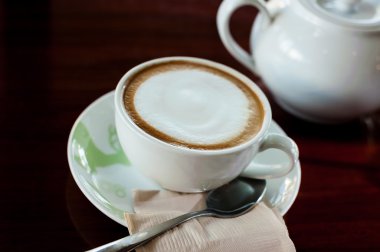 Kahve sıcak çay potu ile ahşap koyu tonu üzerinden