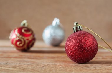 Kırmızı Top Noel'de bulanık ahşap