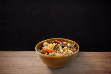 Woodenl üzerinde kahverengi yay üzerinde koyu tonu şehriye