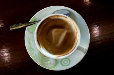 Kahve sıcak çay potu ile ahşap koyu tonu üzerinden