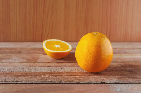 Oranje groenten en slice op houten — Stockfoto