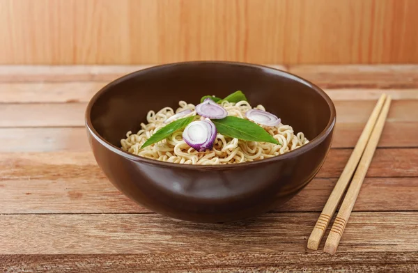 Noodle in brown bowl with wooden chopsticks — Stock Photo, Image
