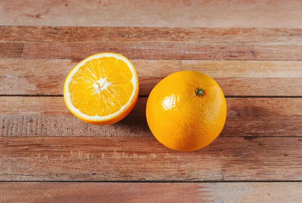 오렌지 과일과 나무 테이블에 슬라이스 — 스톡 사진