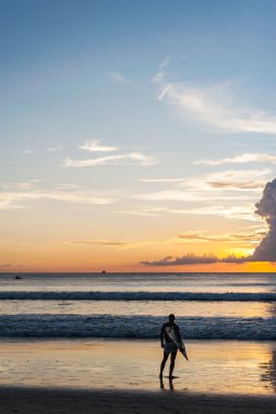 Beach günbatımı insanlarla alacakaranlıkta sakin ol