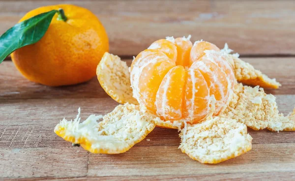 Orangenfrüchte auf hölzernen in Stillleben Ton — Stockfoto