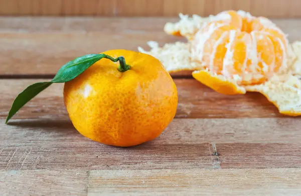 Orangenfrüchte auf hölzernen in Stillleben Ton — Stockfoto