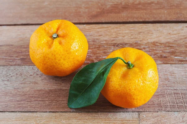 오렌지 과일에 정 톤에서 나무 — 스톡 사진