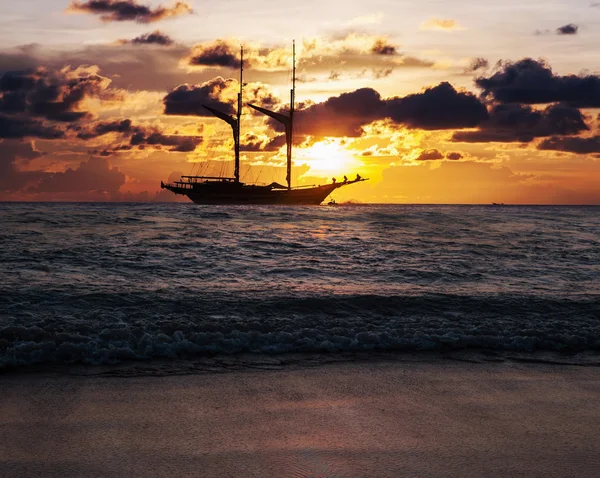 Tramonto sulla spiaggia con trasporto barca al crepuscolo — Foto Stock