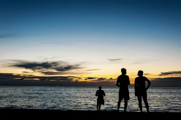 Silhouette gens se détendre sur la plage — Photo