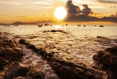 Gün batımı ile deniz manzarası uzun pozlama