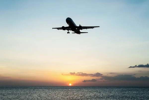 夕焼け空と海と飛行機 — ストック写真