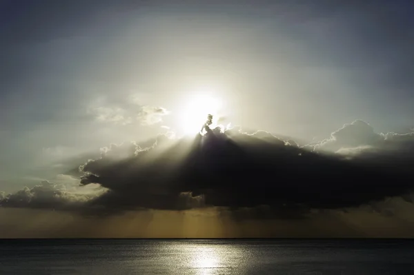 Raio de sol chama e tempestade de nuvens com mar — Fotografia de Stock