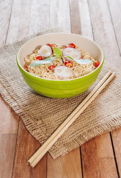 Ahşap zemin üzerine kabın içinde noodle