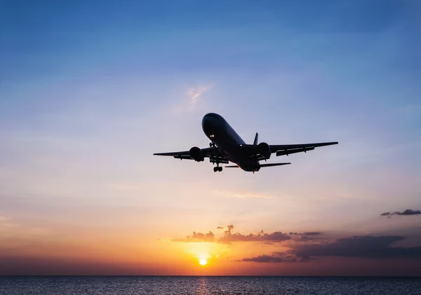 夕焼け空と海と飛行機 — ストック写真