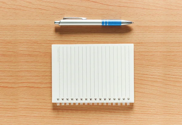 Блокнот з ручкою — стокове фото
