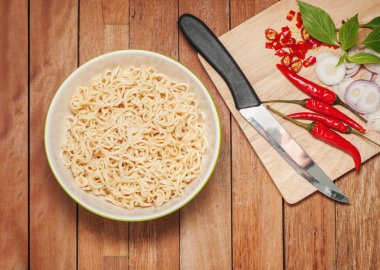 Pişirme şehriye sıcak baharatlı