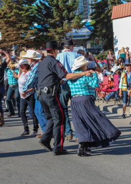 Polis ve calgary izdiham sırasında sokakta dans Bayan